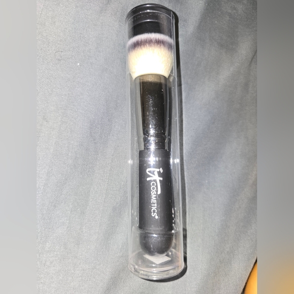 It cosmetics Heavenly Luxe Flat Top Buffing Foundation Brush #6 - Picture 1 of 2